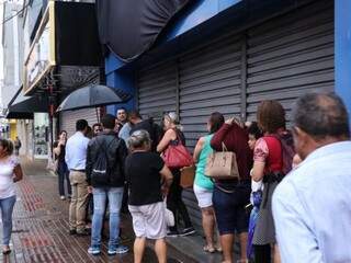 Poucas pessoas aguardam em frente o Magazine Luíza (Foto: Henrique Kawaminami)