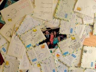 A foto da família toda rodeada das cartas, trocadas com o melhor amigo de Patrícia. (Fotos: Arquivo Pessoal)