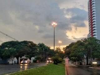 Avenida Mato Grosso, em Campo Grande. Sol e chuva irão se intercalar na semana de feriado prolongado. (Foto: André Bittar)