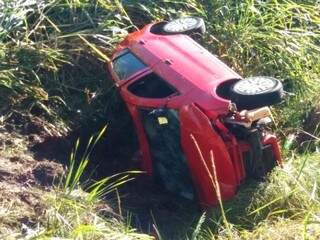Veículo ficou parcialmente destruído após acidente na rodovia (Foto: Caarapó News)