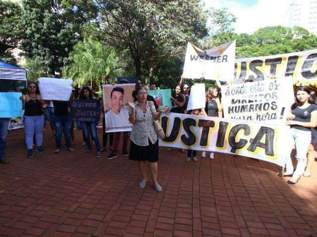 Ainda &agrave; espera de Justi&ccedil;a, fam&iacute;lia de garoto morto em lava jato prepara protesto
