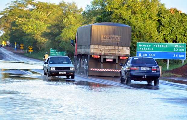 Cheia do Rio Dourados diminui, mas &aacute;gua ainda invade rodovia e casas