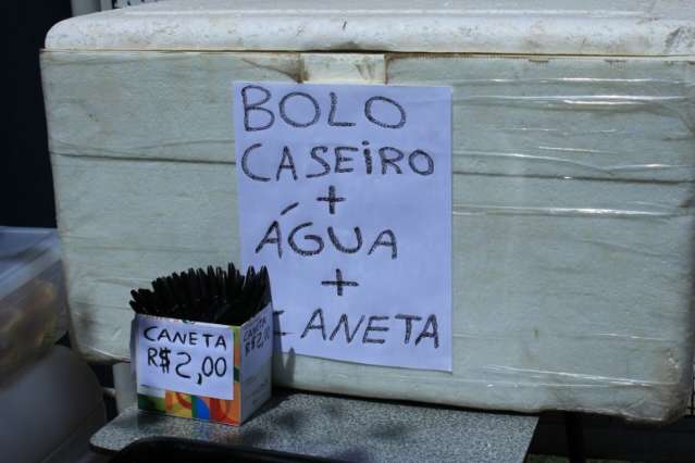 Ambulantes apostam no movimento em frente a locais de prova para faturar