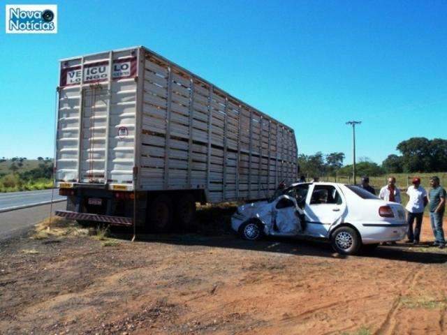 Motorista de carro de passeio morre em colis&atilde;o com caminh&atilde;o de boi