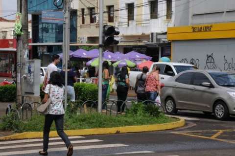 Em busca de preço baixo, consumidores saem às ruas mesmo com tempo chuvoso