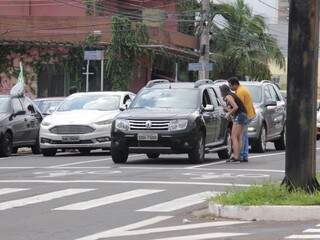 Funcionários entregam santinhos para motoristas. (Foto: Kísie Ainoã).