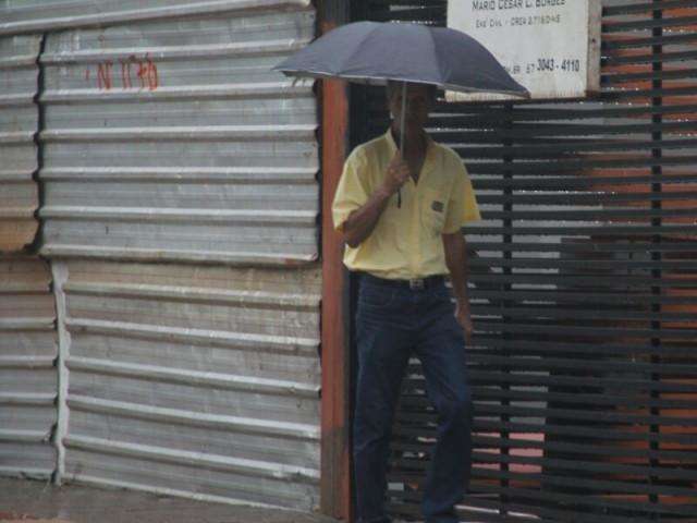 Chuva que começou de madrugada deve continuar até amanhã na Capital