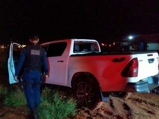 Caminhonete roubada de mulher em Dourados foi recuperada em Caarapó após 50 km de perseguição (Foto: Adilson Domingos)