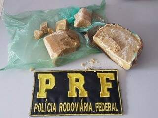 Criança de 10 anos e adolescente de 16 são flagradas com pedras de crack Criança de 10 anos e adolescente de 16 são flagradas com pedras de crack