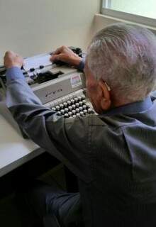 Na máquina de escrever responsável pelo livro de memórias.