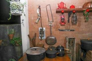 Na parede da cozinha, foi pendurados objetos antigos como frigideira, moedor de café (Foto: Paulo Francis)