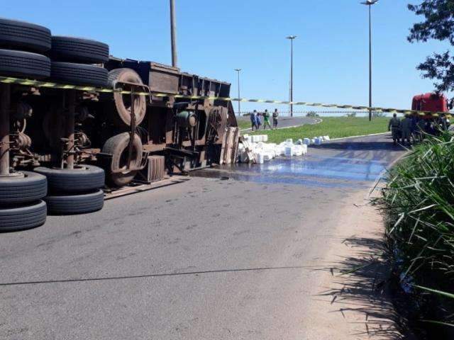 Carreta tomba com 27 toneladas de agrot&oacute;xico na sa&iacute;da para Tr&ecirc;s Lagoas