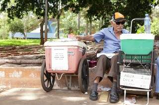 Mesmo não precisando, Julian se recusa a aceitar a aposentadoria e continua vendendo sorvetes na praça (Foto: Kísie Ainoã)