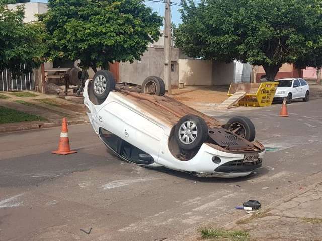 Carro invade preferencial e provoca acidente com capotagem em esquina