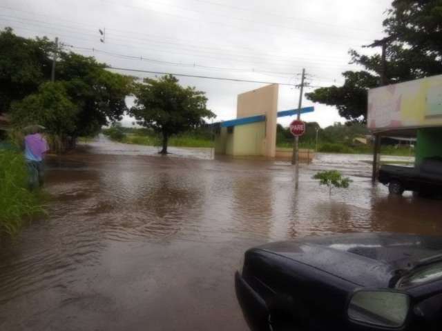 Chuva forte de 1 hora inunda v&aacute;rias regi&otilde;es de Camapu&atilde; e alaga casas