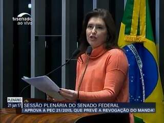 Simone durante discurso em homenagem a Wilson Barbosa Martins. (Foto: Repordução/TV Senado)