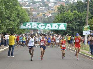 A largada foi dada pontualmente às 8h30. Os participantes correm da Uniderp na Ceará até a Mace. (Foto: Minamar Júnior)