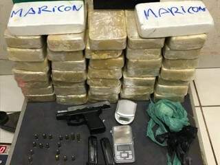 Droga, arma e petrechos apreendidos na residência do traficante. (Foto: Denar) 