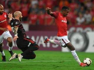 Disputa de bola desta noite no Beira Rio. (Foto: Internacional/FC) 