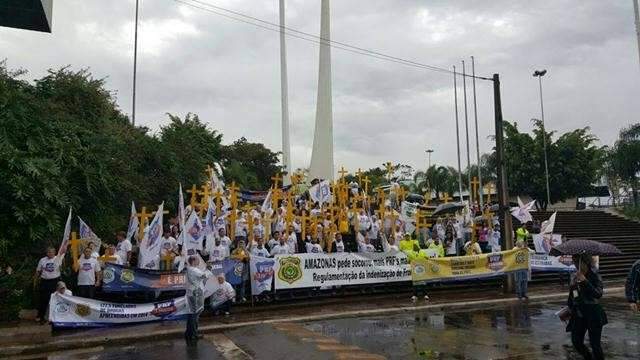 PRFs protestam na Ponte da Amizade pedindo pagamento de indeniza&ccedil;&otilde;es 