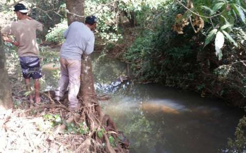 Casal encontra corpo de homem enquanto pescava em córrego