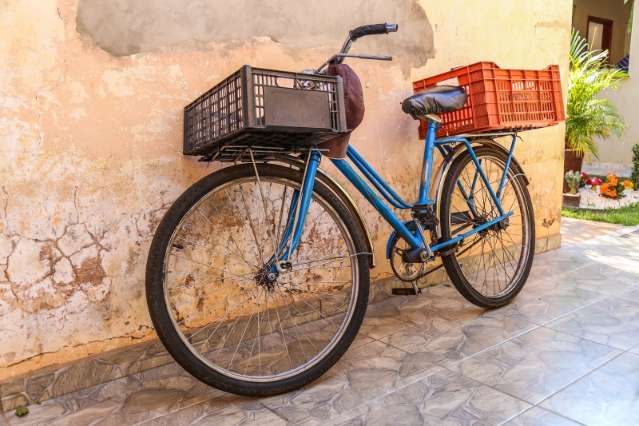 Na bicicleta, seu Jo&atilde;o vende doces pela cidade e roda at&eacute; 40 km por dia 