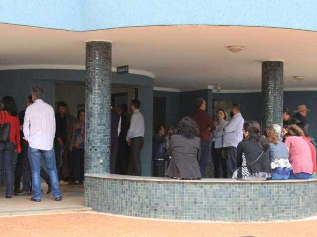 &ldquo;Grande pai e profissional&rdquo;, diz filho durante vel&oacute;rio de sargento executado