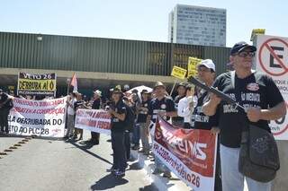 Servidores pressionam pela derrubada do veto da presidente Dilma Roussef. (Foto:Divulgação)