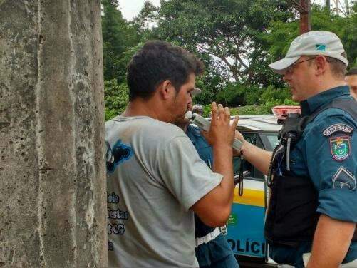 Motociclista embriagado bate em carro de policiais ao tentar ultrapassagem