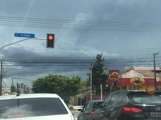 Na Rua Ceará, carros aguardam sinal sob anúncio de chuva. (Foto: Liniker Ribeiro).
