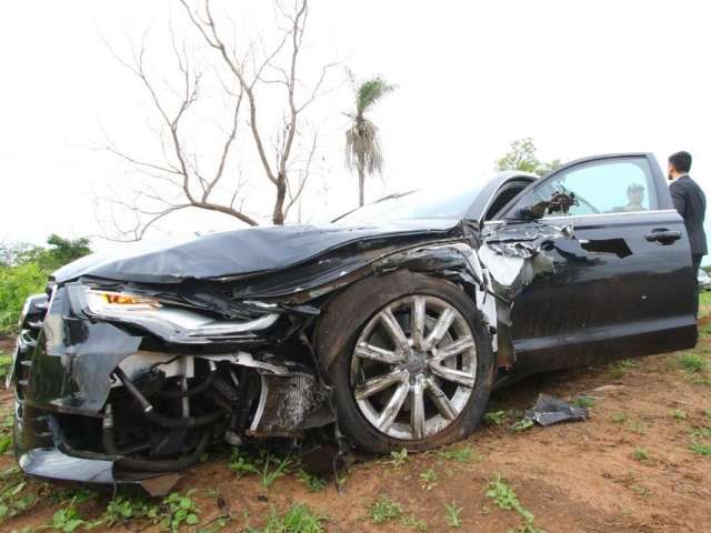 Motorista fica ferido em colis&atilde;o com ve&iacute;culo que transportava 3 crian&ccedil;as