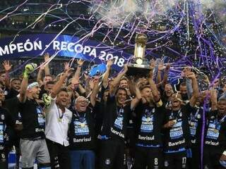 Grohe salva a noite e Gr&ecirc;mio conquista a Recopa Sul-Americana