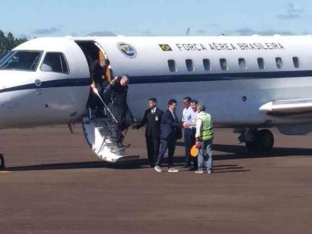 Com mau tempo em Ponta Por&atilde;, avi&atilde;o de S&eacute;rgio Moro pousa em Dourados