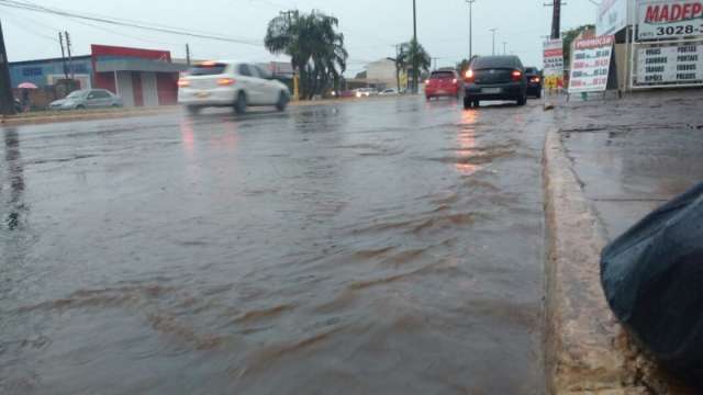 Capital tem tarde com pancadas de chuva e trovoadas em algumas regi&otilde;es