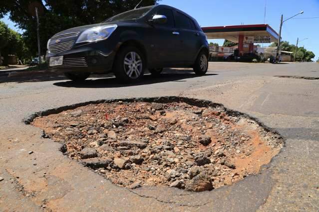Quem caiu em buraco pode fazer BO e, com paci&ecirc;ncia, receber indeniza&ccedil;&atilde;o