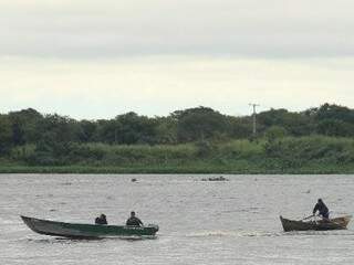 Pescadores em rio de Porto Murtinho. Pesca predatória entre turistas é denunciada por amadores da região. (Foto: Divulgação)