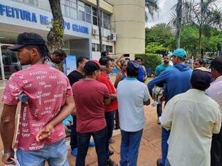 Vendedores ambulantes foram à prefeitura reclamar da ordem de saída (Foto: Clayton Neves)
