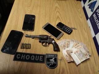 Celulares, arma usada em roubo e dinheiro apreendido com suspeitos (Foto: Divulgação/ PM)