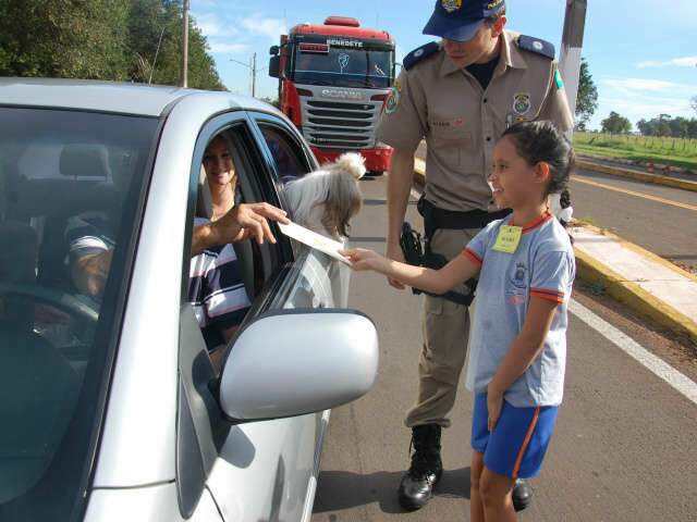  Opera&ccedil;&atilde;o da PRF p&otilde;e crian&ccedil;as para conscientizar motoristas no feriado
