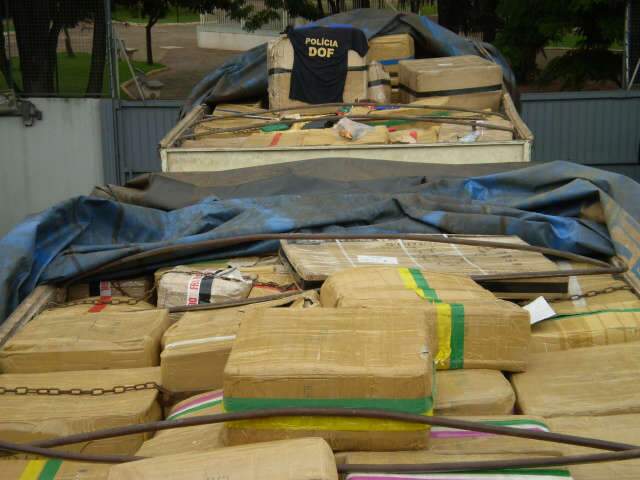  DOF flagra carreta com 15 toneladas de mercadorias contrabandeadas 