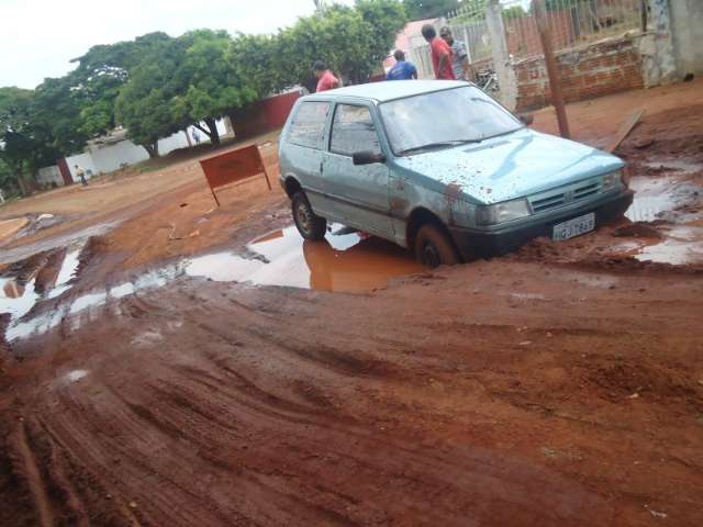 Carro vai parar dentro de buraco no Jardim Paulista 