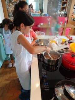 Crianças aprendem culinária de maneira didática e prática. 