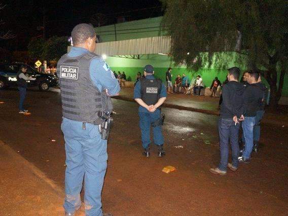 Homem &eacute; morto a tiros em conveni&ecirc;ncia, ap&oacute;s discuss&atilde;o por celular