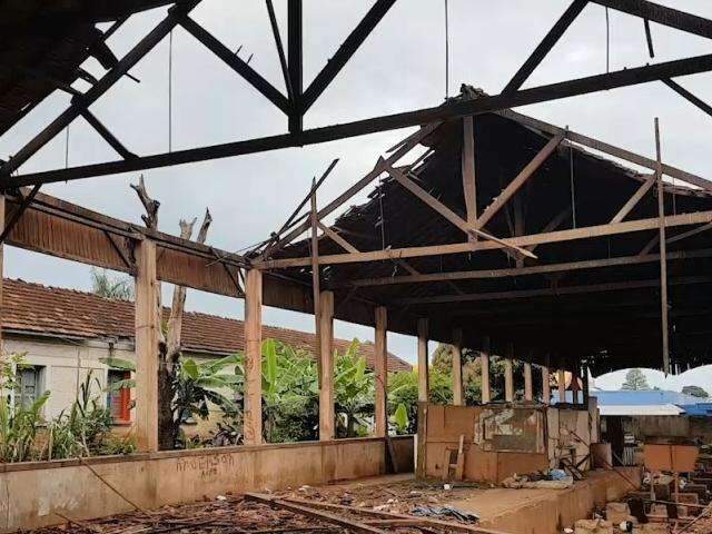 Chuva derruba telhado de pr&eacute;dio do complexo ferrovi&aacute;rio