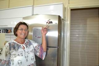 Mãe de Mariano mostra geladeira que ganhou fotos dos filhos, Mariano e Artur. (Foto: Anny Malagolini)