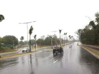 Avenida no Parque dos Poderes, molhada, finalmente. (Foto: Paulo Francis)