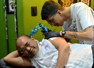 Num misto de dor e surpresa, Higa tatuou a própria assinatura e garante que tatuagem foi a primeira, de outras. 