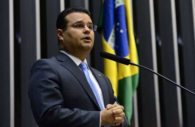 Deputado prop&otilde;e aumento de pena para quem divulgar &quot;fake news&quot;