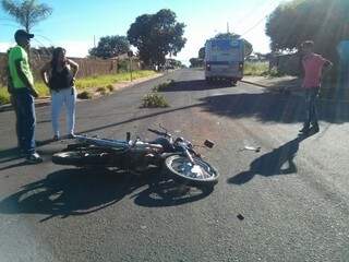 O motociclista avançou a preferencial vindo a colidir com o ônibus.(Foto:Direto das Ruas)