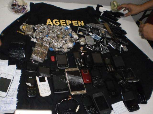 Pente-fino no semi-aberto encontra drogas, armas artesanais e celulares